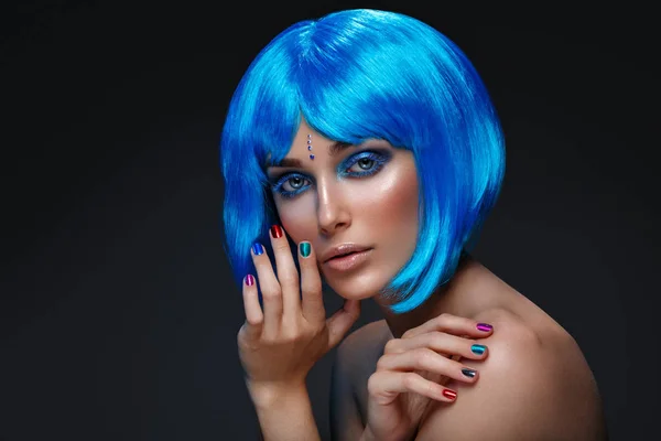 Menina bonita em peruca azul — Fotografia de Stock