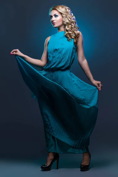 Belle fille en robe bleue — Photo