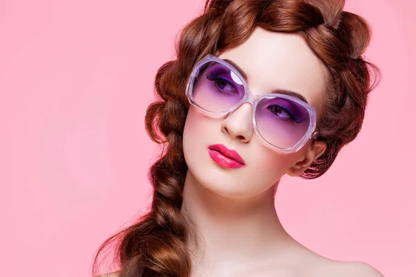Gyönyörű lány fényes make-up és napszemüveg — Stock Fotó