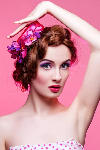 Belle fille avec maquillage lumineux et chapeau rose — Photo