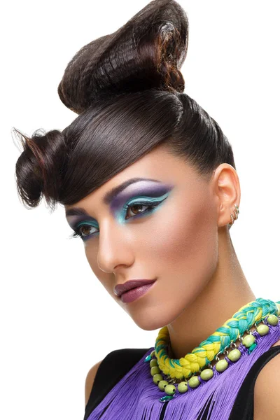 Vacker flicka med ljusa levande lila make-up — Stockfoto
