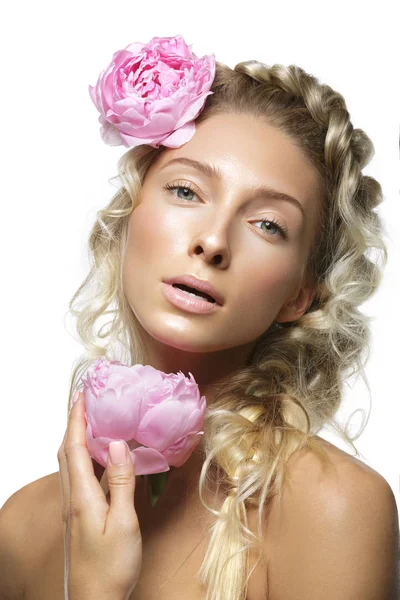 Vacker flicka med pion blomma — Stockfoto