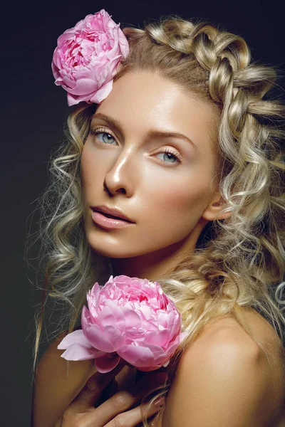 Hermosa chica con flor de peonía — Foto de Stock