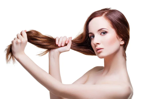 Menina bonita com cabelo longo e forte — Fotografia de Stock