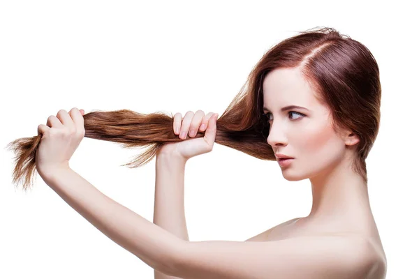 Menina bonita com cabelo longo e forte — Fotografia de Stock