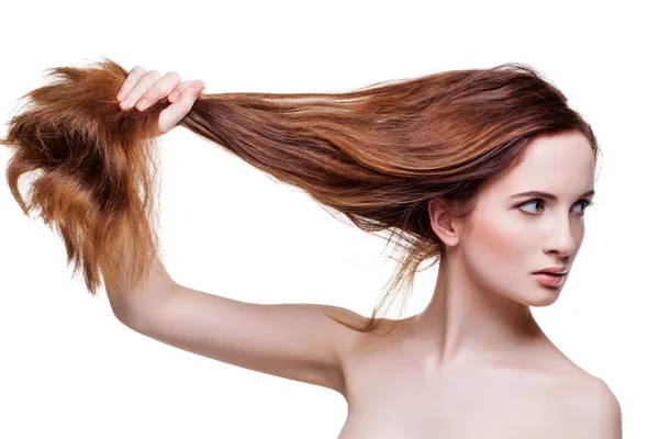 Menina bonita com cabelo longo e forte — Fotografia de Stock