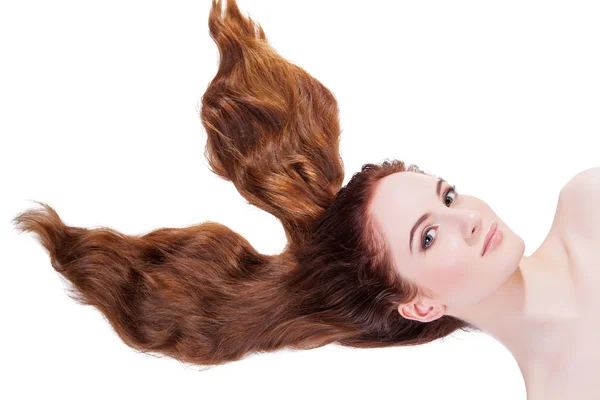 Menina bonita com cabelo vermelho longo — Fotografia de Stock