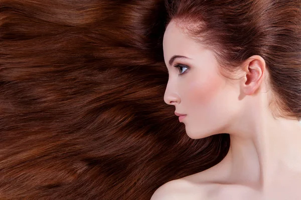 Bella ragazza con lunghi capelli rossi — Foto Stock