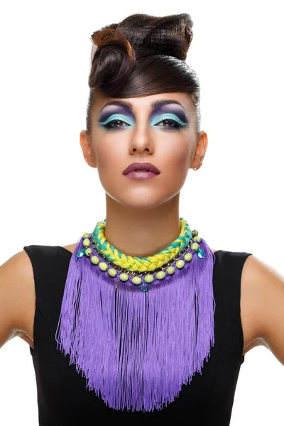 Menina bonita com maquiagem púrpura vívida brilhante — Fotografia de Stock
