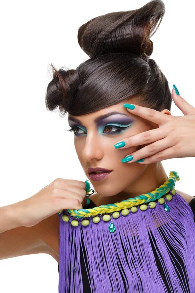 Krásná dívka s jasně zářivé fialové make-up — Stock fotografie