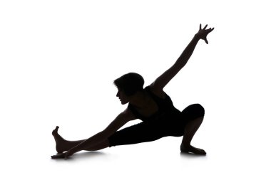 beyaz zemin üzerinde dans eden kadın