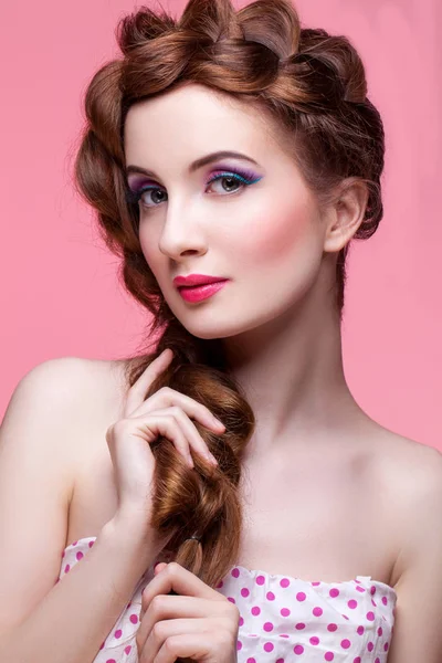 Красивая девушка с ярким макияжем — стоковое фото