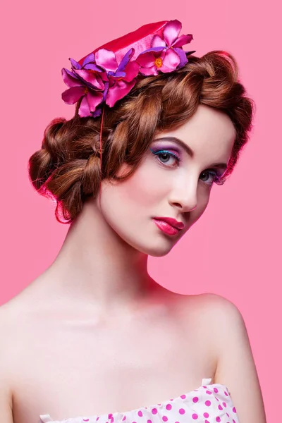 Gadis cantik dengan riasan cerah dan topi merah muda — Stok Foto