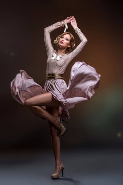 Dantel ipek elbiseli güzel kız