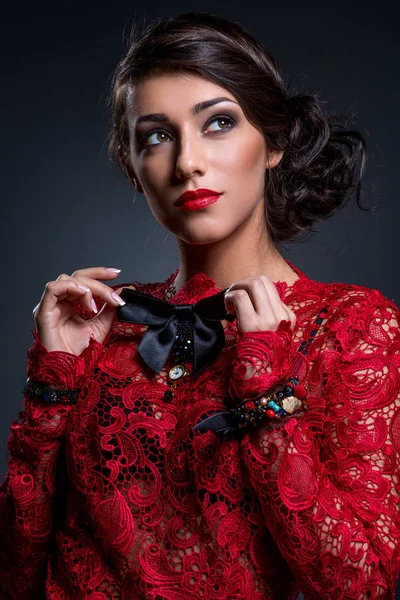 Красивая девушка в кружевном шелковом платье — стоковое фото