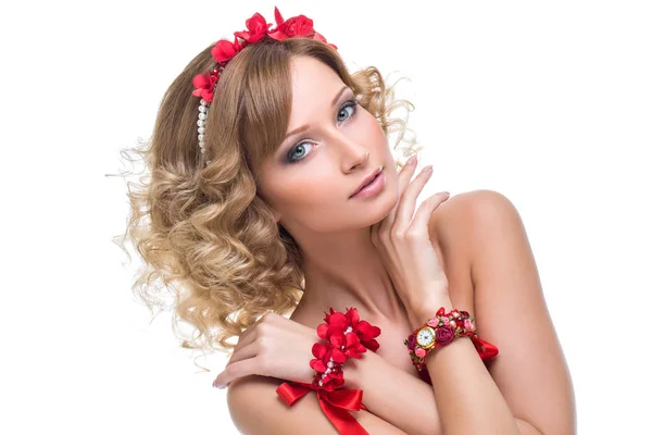 Bella ragazza con accessori nastro rosso — Foto Stock