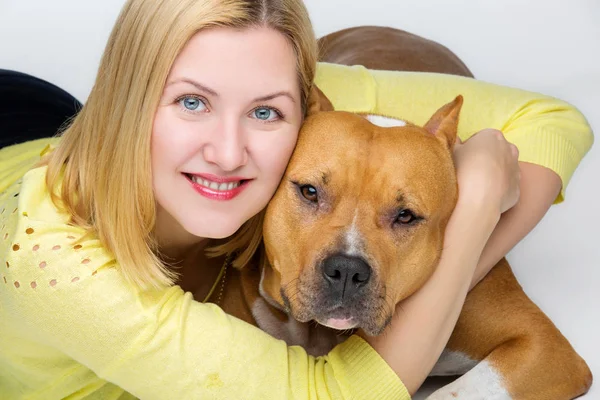 Amstaff köpek ile kız — Stok fotoğraf
