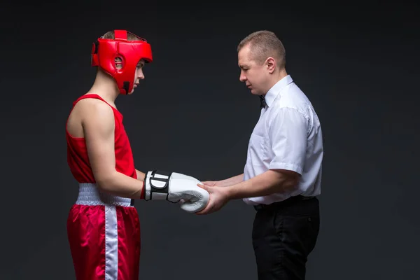 Árbitro revisando joven boxeador — Foto de Stock