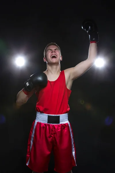 Boxeador joven en forma roja —  Fotos de Stock