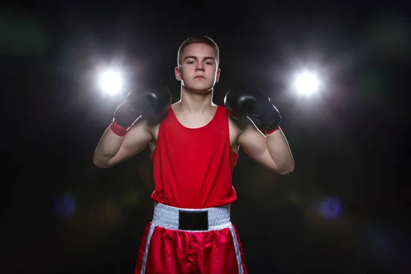 Jovem boxeador em forma vermelha — Fotografia de Stock
