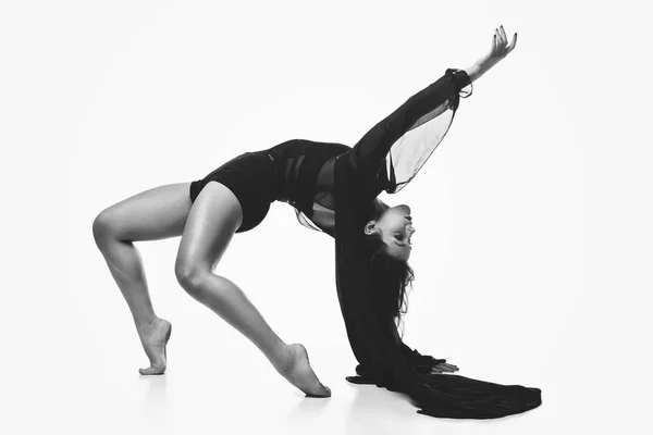 Beautiful modern dancer girl — Stock Photo, Image