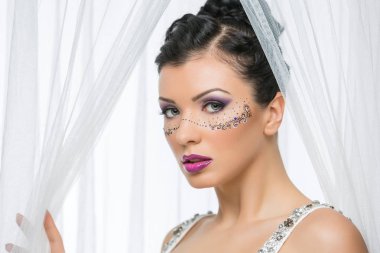 Gelin yüzünde çizilmiş maskesi