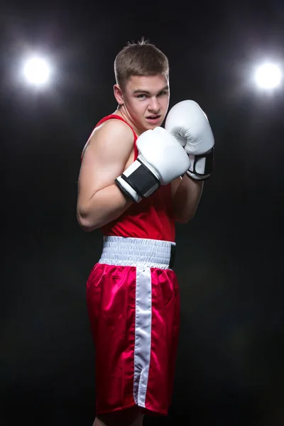 Jovem boxeador em forma vermelha — Fotografia de Stock