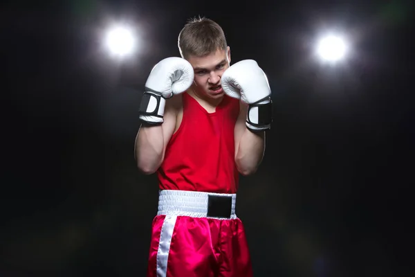 Jovem boxeador em forma vermelha — Fotografia de Stock