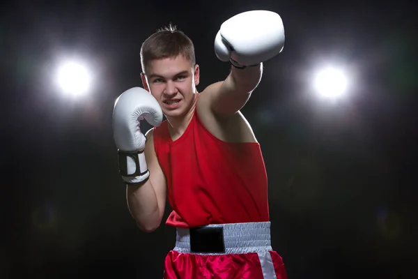 Jovem boxeador em forma vermelha — Fotografia de Stock