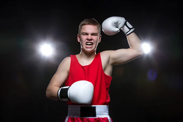 Boxeador joven en forma roja —  Fotos de Stock