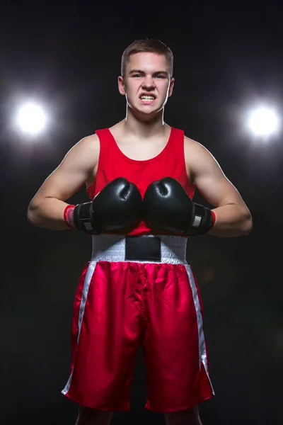 Junger Boxer in roter Form — Stockfoto