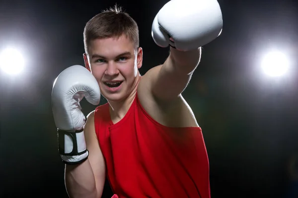 Mladý boxer v podobě červené — Stock fotografie