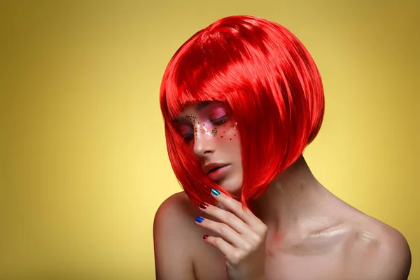 Menina bonita em peruca vermelha — Fotografia de Stock