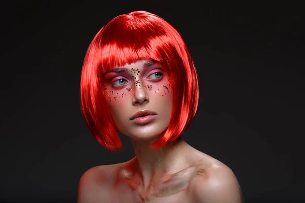 Vacker flicka i röd peruk — Stockfoto