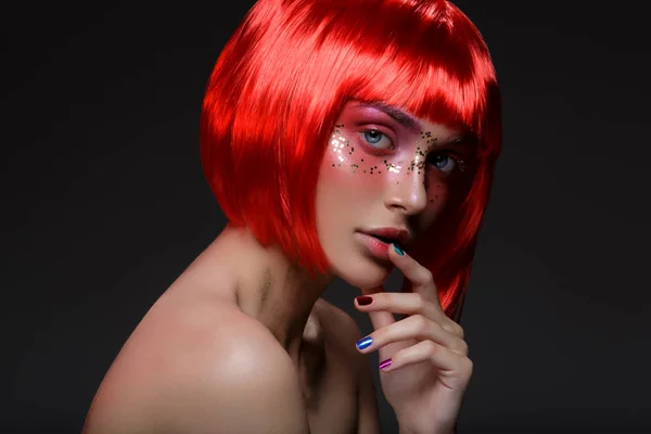 Красивая девушка в красном парике — стоковое фото