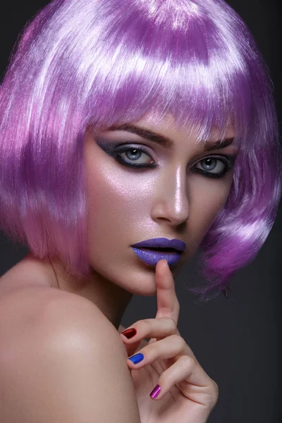 Belle fille en perruque violette — Photo