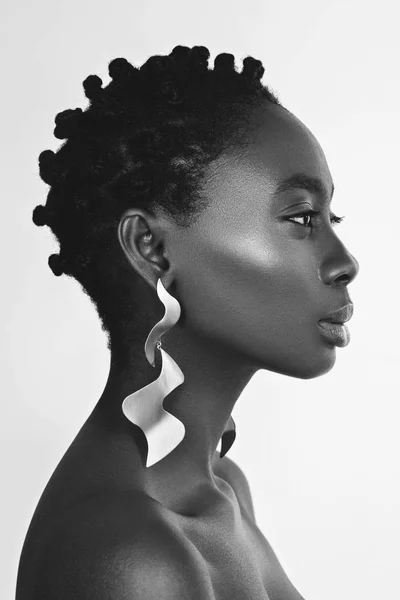 Όμορφο μαύρο κορίτσι με μεγάλα σκουλαρίκια — Φωτογραφία Αρχείου