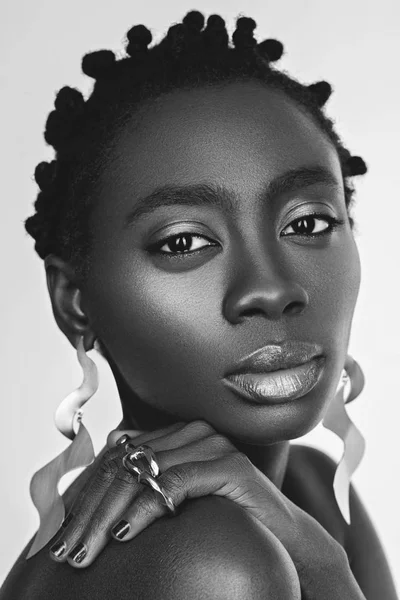 Gyönyörű fekete lány, nagy fülbevaló — Stock Fotó