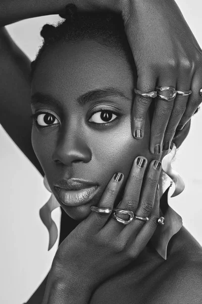 Красивая черная девушка с большими серьгами — стоковое фото