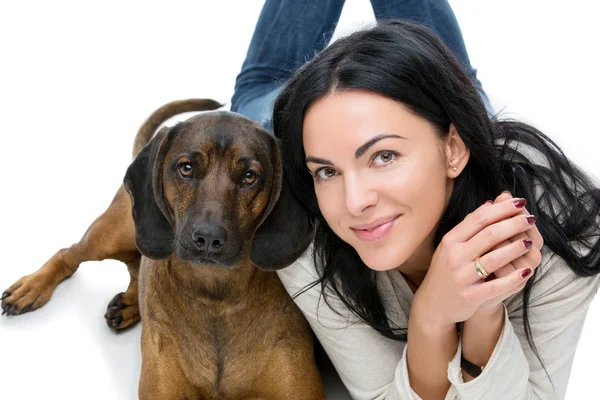 Hermosa chica con perro — Foto de Stock