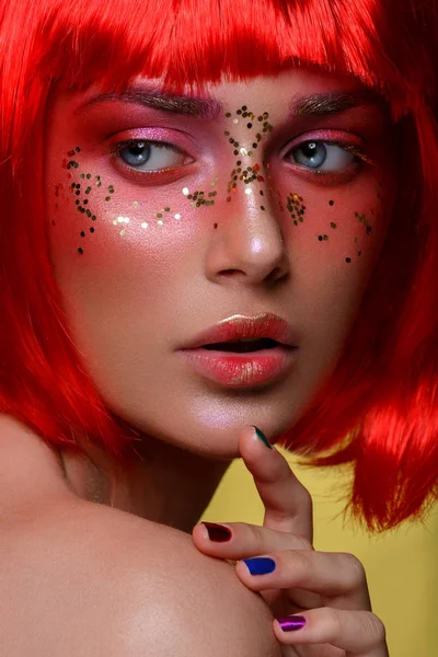 Hermosa chica en peluca roja —  Fotos de Stock
