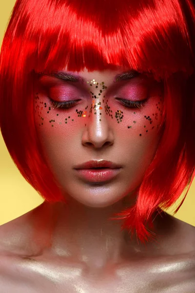 Vacker flicka i röd peruk — Stockfoto