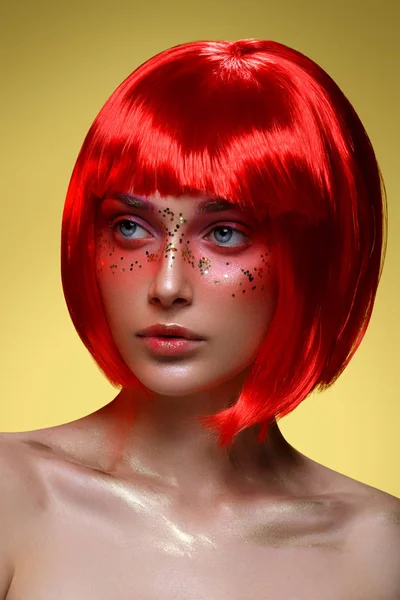 Bella ragazza in parrucca rossa — Foto Stock