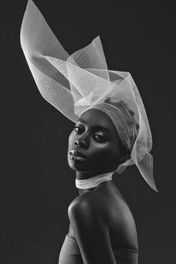 Peçe şapkalı güzel Afrikalı kız