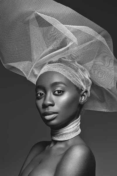 Gyönyörű afrikai lány fátyol kalapban — Stock Fotó