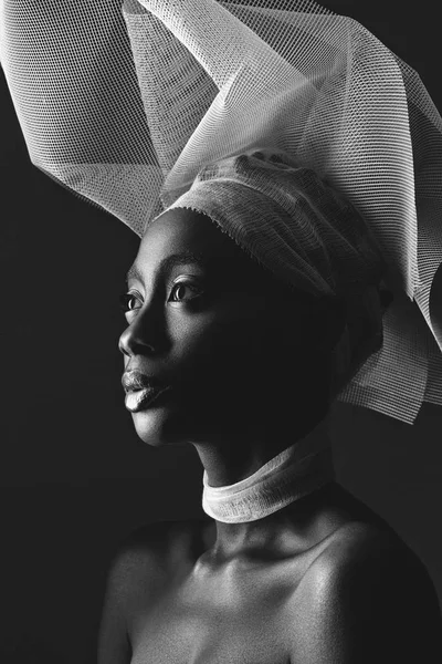 Όμορφη αφρικανική κορίτσι με πέπλο καπέλο — Φωτογραφία Αρχείου