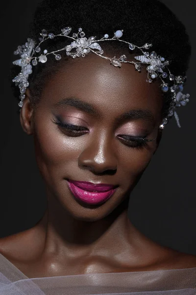 Красивая черная девушка с хрустальным венком — стоковое фото