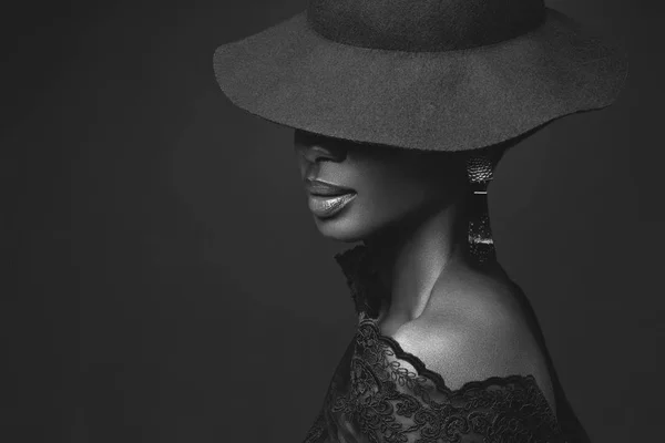 Gyönyörű lány, fekete kalap — Stock Fotó