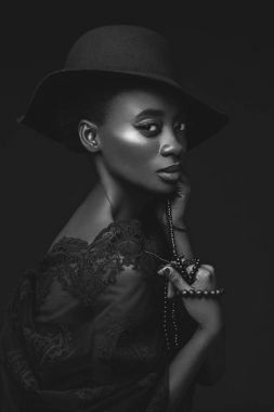 Siyah şapkalı güzel kız