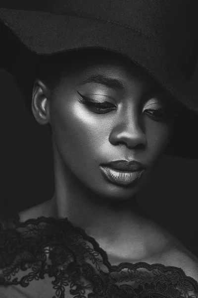 Vacker flicka i svart hatt — Stockfoto